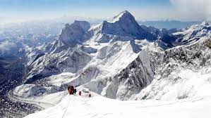 Read more about the article Pria Nepal dan Inggris Pecahkan Rekor Terbanyak Mendaki Gunung Everest