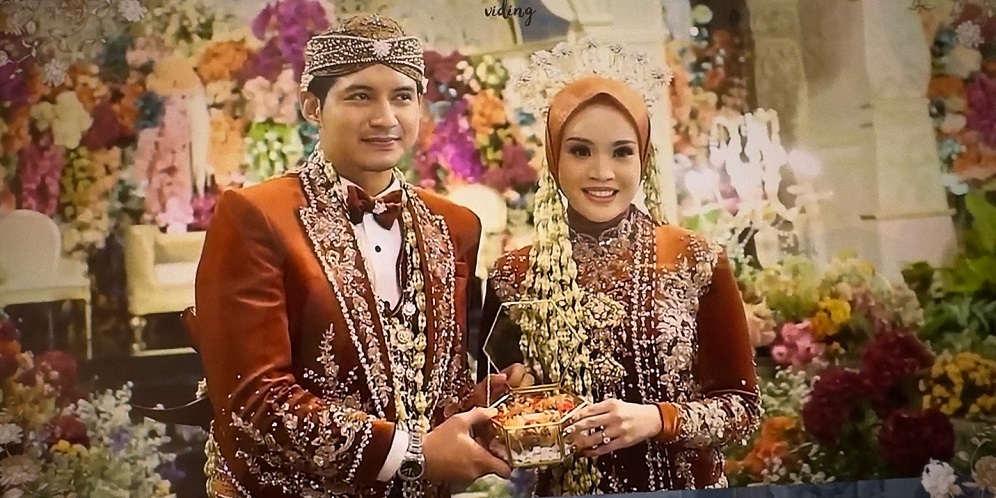 Read more about the article Menikah di Tanggal Cantik, Chand Kelvin dan Dea Sahirah Resmi Suami Istri