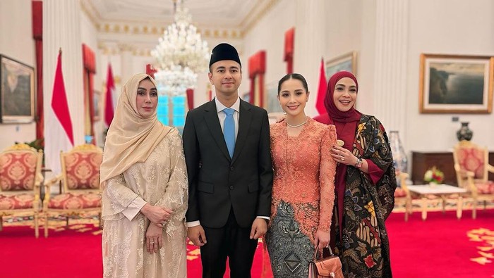 Ibunda Raffi Ahmad, Amy Qanita dan Rieta Amilia ternyata nyaris gagal menemani Raffi Ahmad saat pelantikan jadi Utusan Khusus Presiden.